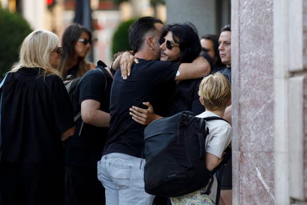 Granada bids farewell to flamenco guitarist Pepe Habichuela Pepe Habichuela’s grandson and fellow guitarist, Juan Habichuela 1i, upon his arrival at the funeral chapel set up at the Isabel la Católica Municipal Theater in Granada, his hometown. August 5, 2026, in Granada, Andalusia, Spain. Guitarist José Antonio Carmona, known as Pepe Habichuela (Granada, 1944), passed away this Tuesday at the age of 82 in Madrid after two years away from the stage due to illness. The musician was awarded the Medal of Merit in Fine Arts in 2018, and last February the government conferred upon him the Grand Cross of the Civil Order of Alfonso X the Wise, and described him as one of the most influential figures in contemporary flamenco guitar. AUGUST 5, 2026  Copyright: xÃlexxCamarax 7703095