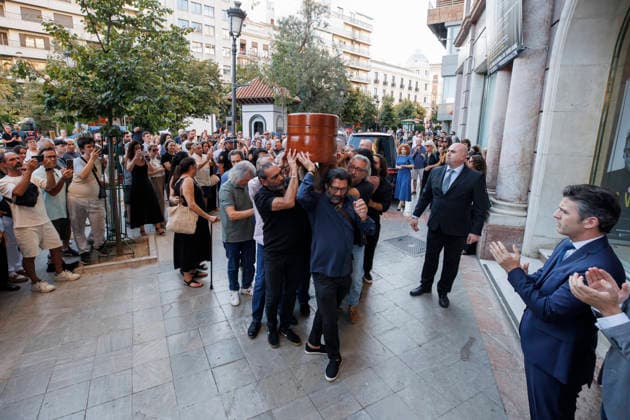 Granada Bids Farewell to Flamenco Guitarist Pepe Habichuela The coffin of guitarist Pepe Habichuela is carried on the shoulders of his family members to the funeral chapel set up at the Isabel la Católica Municipal Theater in Granada, his hometown. August 5, 2026, in Granada, Andalusia, Spain. Guitarist José Antonio Carmona, known as Pepe Habichuela (Granada, 1944), passed away this Tuesday at the age of 82 in Madrid after two years away from the stage due to illness. The musician was awarded the Medal of Merit in Fine Arts in 2018, and last February the government conferred upon him the Grand Cross of the Civil Order of Alfonso X the Wise, and described him as one of the most influential figures in contemporary flamenco guitar. AUGUST 5,  Copyright: xÃlexxCamarax 7703063