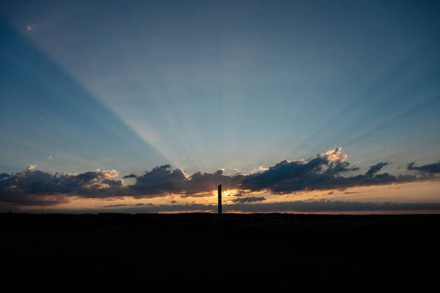 Die Sonne geht hinter dem TK-Elevator Testturm in Rottweil unter. Der Testturm ist dabei als Silhouette im Abendhimmel zu sehen. Rottweil Baden-Württemberg Deutschland *** The sun sets behind the TK Elevator test tower in Rottweil. The test tower can be seen as a silhouette against the evening sky. Rottweil, Baden-Württemberg, Germany