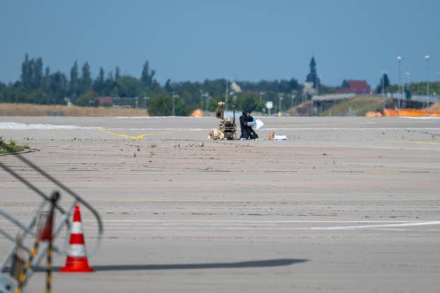 Schkeuditz - Sprengstoff an Drohne: Generalstaatsanwaltschaft übernimmt Ermittlungen am Flughafen Leipzig 05.08.2026 gegen 15 Uhr Schkeuditz, Flughafen Leipzig Halle Nach dem Fund einer Drohne mit einer unbekannten Sprengvorrichtung am Flughafen Leipzig Halle haben die Zentralstelle Extremismus Sachsen und das Landeskriminalamt die Ermittlungen übernommen. Die Drohne war in der Nacht zum Mittwoch im Sicherheitsbereich des Frachtflugbetriebs nahe der Südpiste entdeckt worden. Spezialkräfte der Bundespolizei entfernten den Zünder des Sprengvorsatzes. Ein mutmaßlich zweites unbekanntes Flugobjekt soll zudem mit einem Frachtflugzeug kollidiert sein, das wegen der Sperrung der Landebahn durchstarten musste. Nach der späteren Landung in H Copyright: xEHLxMediax 20260805_drohne-flughafe-leipzig-tag_10