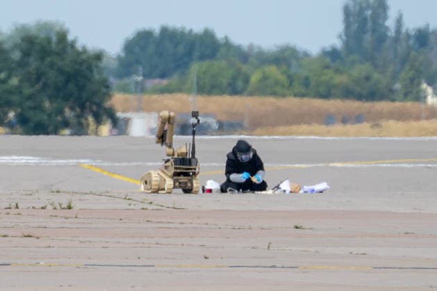 Schkeuditz - Sprengstoff an Drohne: Generalstaatsanwaltschaft übernimmt Ermittlungen am Flughafen Leipzig 05.08.2026 gegen 15 Uhr Schkeuditz, Flughafen Leipzig Halle Nach dem Fund einer Drohne mit einer unbekannten Sprengvorrichtung am Flughafen Leipzig Halle haben die Zentralstelle Extremismus Sachsen und das Landeskriminalamt die Ermittlungen übernommen. Die Drohne war in der Nacht zum Mittwoch im Sicherheitsbereich des Frachtflugbetriebs nahe der Südpiste entdeckt worden. Spezialkräfte der Bundespolizei entfernten den Zünder des Sprengvorsatzes. Ein mutmaßlich zweites unbekanntes Flugobjekt soll zudem mit einem Frachtflugzeug kollidiert sein, das wegen der Sperrung der Landebahn durchstarten musste. Nach der späteren Landung in H Copyright: xEHLxMediax 20260805_drohne-flughafe-leipzig-tag_13
