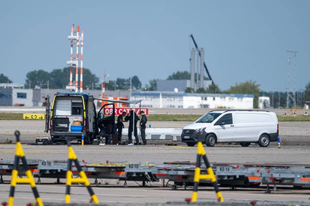 Schkeuditz - Sprengstoff an Drohne: Generalstaatsanwaltschaft übernimmt Ermittlungen am Flughafen Leipzig 05.08.2026 gegen 15 Uhr Schkeuditz, Flughafen Leipzig Halle Nach dem Fund einer Drohne mit einer unbekannten Sprengvorrichtung am Flughafen Leipzig Halle haben die Zentralstelle Extremismus Sachsen und das Landeskriminalamt die Ermittlungen übernommen. Die Drohne war in der Nacht zum Mittwoch im Sicherheitsbereich des Frachtflugbetriebs nahe der Südpiste entdeckt worden. Spezialkräfte der Bundespolizei entfernten den Zünder des Sprengvorsatzes. Ein mutmaßlich zweites unbekanntes Flugobjekt soll zudem mit einem Frachtflugzeug kollidiert sein, das wegen der Sperrung der Landebahn durchstarten musste. Nach der späteren Landung in H Copyright: xEHLxMediax 20260805_drohne-flughafe-leipzig-tag_2