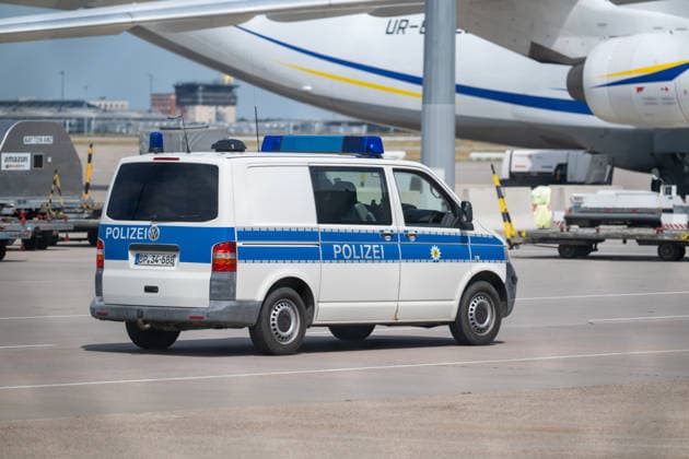 Schkeuditz - Sprengstoff an Drohne: Generalstaatsanwaltschaft übernimmt Ermittlungen am Flughafen Leipzig 05.08.2026 gegen 15 Uhr Schkeuditz, Flughafen Leipzig Halle Nach dem Fund einer Drohne mit einer unbekannten Sprengvorrichtung am Flughafen Leipzig Halle haben die Zentralstelle Extremismus Sachsen und das Landeskriminalamt die Ermittlungen übernommen. Die Drohne war in der Nacht zum Mittwoch im Sicherheitsbereich des Frachtflugbetriebs nahe der Südpiste entdeckt worden. Spezialkräfte der Bundespolizei entfernten den Zünder des Sprengvorsatzes. Ein mutmaßlich zweites unbekanntes Flugobjekt soll zudem mit einem Frachtflugzeug kollidiert sein, das wegen der Sperrung der Landebahn durchstarten musste. Nach der späteren Landung in H Copyright: xEHLxMediax 20260805_drohne-flughafe-leipzig-tag_3