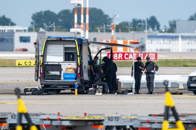 Schkeuditz - Sprengstoff an Drohne: Generalstaatsanwaltschaft übernimmt Ermittlungen am Flughafen Leipzig 05.08.2026 gegen 15 Uhr Schkeuditz, Flughafen Leipzig Halle Nach dem Fund einer Drohne mit einer unbekannten Sprengvorrichtung am Flughafen Leipzig Halle haben die Zentralstelle Extremismus Sachsen und das Landeskriminalamt die Ermittlungen übernommen. Die Drohne war in der Nacht zum Mittwoch im Sicherheitsbereich des Frachtflugbetriebs nahe der Südpiste entdeckt worden. Spezialkräfte der Bundespolizei entfernten den Zünder des Sprengvorsatzes. Ein mutmaßlich zweites unbekanntes Flugobjekt soll zudem mit einem Frachtflugzeug kollidiert sein, das wegen der Sperrung der Landebahn durchstarten musste. Nach der späteren Landung in H Copyright: xEHLxMediax 20260805_drohne-flughafe-leipzig-tag_4