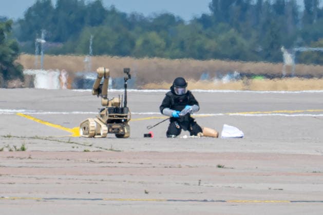 Schkeuditz - Sprengstoff an Drohne: Generalstaatsanwaltschaft übernimmt Ermittlungen am Flughafen Leipzig 05.08.2026 gegen 15 Uhr Schkeuditz, Flughafen Leipzig Halle Nach dem Fund einer Drohne mit einer unbekannten Sprengvorrichtung am Flughafen Leipzig Halle haben die Zentralstelle Extremismus Sachsen und das Landeskriminalamt die Ermittlungen übernommen. Die Drohne war in der Nacht zum Mittwoch im Sicherheitsbereich des Frachtflugbetriebs nahe der Südpiste entdeckt worden. Spezialkräfte der Bundespolizei entfernten den Zünder des Sprengvorsatzes. Ein mutmaßlich zweites unbekanntes Flugobjekt soll zudem mit einem Frachtflugzeug kollidiert sein, das wegen der Sperrung der Landebahn durchstarten musste. Nach der späteren Landung in H Copyright: xEHLxMediax 20260805_drohne-flughafe-leipzig-tag_5