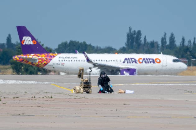 Schkeuditz - Sprengstoff an Drohne: Generalstaatsanwaltschaft übernimmt Ermittlungen am Flughafen Leipzig 05.08.2026 gegen 15 Uhr Schkeuditz, Flughafen Leipzig Halle Nach dem Fund einer Drohne mit einer unbekannten Sprengvorrichtung am Flughafen Leipzig Halle haben die Zentralstelle Extremismus Sachsen und das Landeskriminalamt die Ermittlungen übernommen. Die Drohne war in der Nacht zum Mittwoch im Sicherheitsbereich des Frachtflugbetriebs nahe der Südpiste entdeckt worden. Spezialkräfte der Bundespolizei entfernten den Zünder des Sprengvorsatzes. Ein mutmaßlich zweites unbekanntes Flugobjekt soll zudem mit einem Frachtflugzeug kollidiert sein, das wegen der Sperrung der Landebahn durchstarten musste. Nach der späteren Landung in H Copyright: xEHLxMediax 20260805_drohne-flughafe-leipzig-tag_8
