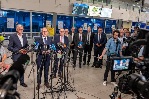 Schkeuditz - Drohnen-Vorfall am Flughafen Leipzig Halle: PK mit Bundesinnenminister Dobrindt und Sachsens Innenminister Schuster 05.08.2026 gegen 21 Uhr Schkeuditz, Flughafen Leipzig Halle im Foto: Nach dem Fund einer Drohne mit einer unbekannten Sprengvorrichtung am Flughafen Leipzig Halle äußerten sich am Mittwochabend Bundesinnenminister Alexander Dobrindt, Sachsens Innenminister Armin Schuster und der Generalstaatsanwalt des Freistaates Sachsen Wolfgang Schwürzer bei einer Pressekonferenz am Flughafen zu dem Vorfall. Zuvor hatte die Zentralstelle Extremismus Sachsen und das Landeskriminalamt die Ermittlungen übernommen. Die Drohne war in der Nacht zum Mittwoch im Sicherheitsbereich des Frachtflugbetriebs nahe der Südpiste entdeck Copyright: xEHLxMedia DietmarxThomasx 20260805_drohne-flughafen-leipzig-pk_1