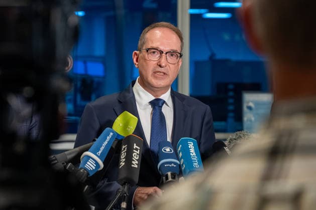 Schkeuditz - Drohnen-Vorfall am Flughafen Leipzig Halle: PK mit Bundesinnenminister Dobrindt und Sachsens Innenminister Schuster 05.08.2026 gegen 21 Uhr Schkeuditz, Flughafen Leipzig Halle im Foto: Nach dem Fund einer Drohne mit einer unbekannten Sprengvorrichtung am Flughafen Leipzig Halle äußerten sich am Mittwochabend Bundesinnenminister Alexander Dobrindt, Sachsens Innenminister Armin Schuster und der Generalstaatsanwalt des Freistaates Sachsen Wolfgang Schwürzer bei einer Pressekonferenz am Flughafen zu dem Vorfall. Zuvor hatte die Zentralstelle Extremismus Sachsen und das Landeskriminalamt die Ermittlungen übernommen. Die Drohne war in der Nacht zum Mittwoch im Sicherheitsbereich des Frachtflugbetriebs nahe der Südpiste entdeck Copyright: xEHLxMedia DietmarxThomasx 20260805_drohne-flughafen-leipzig-pk_12