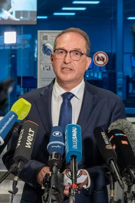 Schkeuditz - Drohnen-Vorfall am Flughafen Leipzig Halle: PK mit Bundesinnenminister Dobrindt und Sachsens Innenminister Schuster 05.08.2026 gegen 21 Uhr Schkeuditz, Flughafen Leipzig Halle im Foto: Nach dem Fund einer Drohne mit einer unbekannten Sprengvorrichtung am Flughafen Leipzig Halle äußerten sich am Mittwochabend Bundesinnenminister Alexander Dobrindt, Sachsens Innenminister Armin Schuster und der Generalstaatsanwalt des Freistaates Sachsen Wolfgang Schwürzer bei einer Pressekonferenz am Flughafen zu dem Vorfall. Zuvor hatte die Zentralstelle Extremismus Sachsen und das Landeskriminalamt die Ermittlungen übernommen. Die Drohne war in der Nacht zum Mittwoch im Sicherheitsbereich des Frachtflugbetriebs nahe der Südpiste entdeck Copyright: xEHLxMedia DietmarxThomasx 20260805_drohne-flughafen-leipzig-pk_14