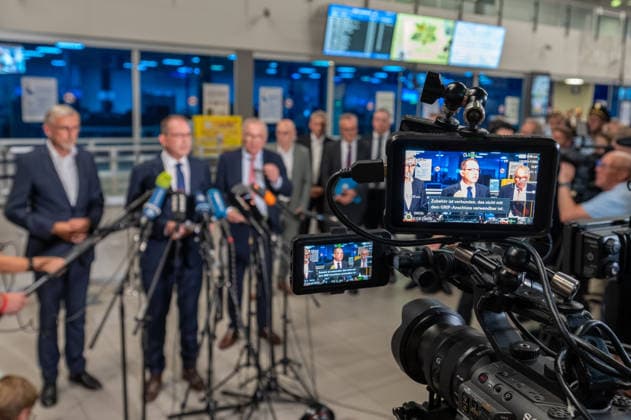 Schkeuditz - Drohnen-Vorfall am Flughafen Leipzig Halle: PK mit Bundesinnenminister Dobrindt und Sachsens Innenminister Schuster 05.08.2026 gegen 21 Uhr Schkeuditz, Flughafen Leipzig Halle im Foto: Nach dem Fund einer Drohne mit einer unbekannten Sprengvorrichtung am Flughafen Leipzig Halle äußerten sich am Mittwochabend Bundesinnenminister Alexander Dobrindt, Sachsens Innenminister Armin Schuster und der Generalstaatsanwalt des Freistaates Sachsen Wolfgang Schwürzer bei einer Pressekonferenz am Flughafen zu dem Vorfall. Zuvor hatte die Zentralstelle Extremismus Sachsen und das Landeskriminalamt die Ermittlungen übernommen. Die Drohne war in der Nacht zum Mittwoch im Sicherheitsbereich des Frachtflugbetriebs nahe der Südpiste entdeck Copyright: xEHLxMedia DietmarxThomasx 20260805_drohne-flughafen-leipzig-pk_2