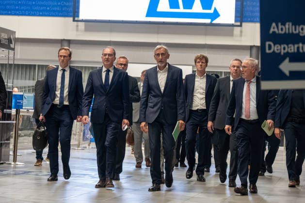 Schkeuditz - Drohnen-Vorfall am Flughafen Leipzig Halle: PK mit Bundesinnenminister Dobrindt und Sachsens Innenminister Schuster 05.08.2026 gegen 21 Uhr Schkeuditz, Flughafen Leipzig Halle im Foto: Nach dem Fund einer Drohne mit einer unbekannten Sprengvorrichtung am Flughafen Leipzig Halle äußerten sich am Mittwochabend Bundesinnenminister Alexander Dobrindt, Sachsens Innenminister Armin Schuster und der Generalstaatsanwalt des Freistaates Sachsen Wolfgang Schwürzer bei einer Pressekonferenz am Flughafen zu dem Vorfall. Zuvor hatte die Zentralstelle Extremismus Sachsen und das Landeskriminalamt die Ermittlungen übernommen. Die Drohne war in der Nacht zum Mittwoch im Sicherheitsbereich des Frachtflugbetriebs nahe der Südpiste entdeck Copyright: xEHLxMedia DietmarxThomasx 20260805_drohne-flughafen-leipzig-pk_4