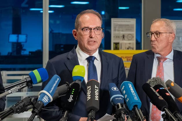 Schkeuditz - Drohnen-Vorfall am Flughafen Leipzig Halle: PK mit Bundesinnenminister Dobrindt und Sachsens Innenminister Schuster 05.08.2026 gegen 21 Uhr Schkeuditz, Flughafen Leipzig Halle im Foto: Nach dem Fund einer Drohne mit einer unbekannten Sprengvorrichtung am Flughafen Leipzig Halle äußerten sich am Mittwochabend Bundesinnenminister Alexander Dobrindt, Sachsens Innenminister Armin Schuster und der Generalstaatsanwalt des Freistaates Sachsen Wolfgang Schwürzer bei einer Pressekonferenz am Flughafen zu dem Vorfall. Zuvor hatte die Zentralstelle Extremismus Sachsen und das Landeskriminalamt die Ermittlungen übernommen. Die Drohne war in der Nacht zum Mittwoch im Sicherheitsbereich des Frachtflugbetriebs nahe der Südpiste entdeck Copyright: xEHLxMedia DietmarxThomasx 20260805_drohne-flughafen-leipzig-pk_6