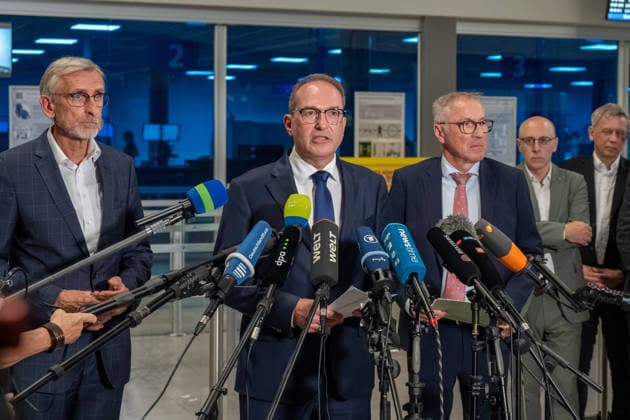 Schkeuditz - Drohnen-Vorfall am Flughafen Leipzig Halle: PK mit Bundesinnenminister Dobrindt und Sachsens Innenminister Schuster 05.08.2026 gegen 21 Uhr Schkeuditz, Flughafen Leipzig Halle im Foto: Nach dem Fund einer Drohne mit einer unbekannten Sprengvorrichtung am Flughafen Leipzig Halle äußerten sich am Mittwochabend Bundesinnenminister Alexander Dobrindt, Sachsens Innenminister Armin Schuster und der Generalstaatsanwalt des Freistaates Sachsen Wolfgang Schwürzer bei einer Pressekonferenz am Flughafen zu dem Vorfall. Zuvor hatte die Zentralstelle Extremismus Sachsen und das Landeskriminalamt die Ermittlungen übernommen. Die Drohne war in der Nacht zum Mittwoch im Sicherheitsbereich des Frachtflugbetriebs nahe der Südpiste entdeck Copyright: xEHLxMedia DietmarxThomasx 20260805_drohne-flughafen-leipzig-pk_7