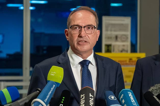 Schkeuditz - Drohnen-Vorfall am Flughafen Leipzig Halle: PK mit Bundesinnenminister Dobrindt und Sachsens Innenminister Schuster 05.08.2026 gegen 21 Uhr Schkeuditz, Flughafen Leipzig Halle im Foto: Nach dem Fund einer Drohne mit einer unbekannten Sprengvorrichtung am Flughafen Leipzig Halle äußerten sich am Mittwochabend Bundesinnenminister Alexander Dobrindt, Sachsens Innenminister Armin Schuster und der Generalstaatsanwalt des Freistaates Sachsen Wolfgang Schwürzer bei einer Pressekonferenz am Flughafen zu dem Vorfall. Zuvor hatte die Zentralstelle Extremismus Sachsen und das Landeskriminalamt die Ermittlungen übernommen. Die Drohne war in der Nacht zum Mittwoch im Sicherheitsbereich des Frachtflugbetriebs nahe der Südpiste entdeck Copyright: xEHLxMedia DietmarxThomasx 20260805_drohne-flughafen-leipzig-pk_9