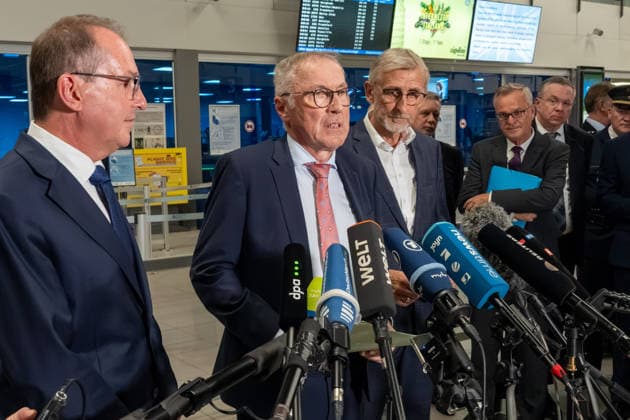 Schkeuditz - Drohnen-Vorfall am Flughafen Leipzig Halle: PK mit Bundesinnenminister Dobrindt und Sachsens Innenminister Schuster 05.08.2026 gegen 21 Uhr Schkeuditz, Flughafen Leipzig Halle im Foto: Nach dem Fund einer Drohne mit einer unbekannten Sprengvorrichtung am Flughafen Leipzig Halle äußerten sich am Mittwochabend Bundesinnenminister Alexander Dobrindt, Sachsens Innenminister Armin Schuster und der Generalstaatsanwalt des Freistaates Sachsen Wolfgang Schwürzer bei einer Pressekonferenz am Flughafen zu dem Vorfall. Zuvor hatte die Zentralstelle Extremismus Sachsen und das Landeskriminalamt die Ermittlungen übernommen. Die Drohne war in der Nacht zum Mittwoch im Sicherheitsbereich des Frachtflugbetriebs nahe der Südpiste entdeck Copyright: xEHLxMedia DietmarxThomasx 20260805_drohne-flughafen-leipzig-pk_18