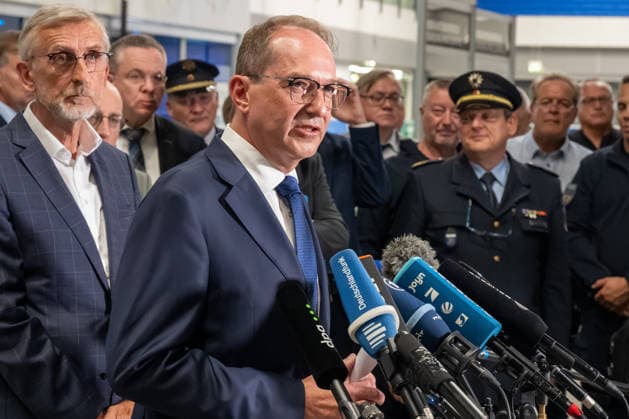 Schkeuditz - Drohnen-Vorfall am Flughafen Leipzig Halle: PK mit Bundesinnenminister Dobrindt und Sachsens Innenminister Schuster 05.08.2026 gegen 21 Uhr Schkeuditz, Flughafen Leipzig Halle im Foto: Nach dem Fund einer Drohne mit einer unbekannten Sprengvorrichtung am Flughafen Leipzig Halle äußerten sich am Mittwochabend Bundesinnenminister Alexander Dobrindt, Sachsens Innenminister Armin Schuster und der Generalstaatsanwalt des Freistaates Sachsen Wolfgang Schwürzer bei einer Pressekonferenz am Flughafen zu dem Vorfall. Zuvor hatte die Zentralstelle Extremismus Sachsen und das Landeskriminalamt die Ermittlungen übernommen. Die Drohne war in der Nacht zum Mittwoch im Sicherheitsbereich des Frachtflugbetriebs nahe der Südpiste entdeck Copyright: xEHLxMedia DietmarxThomasx 20260805_drohne-flughafen-leipzig-pk_20