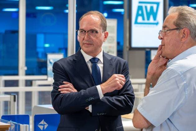 Schkeuditz - Drohnen-Vorfall am Flughafen Leipzig Halle: PK mit Bundesinnenminister Dobrindt und Sachsens Innenminister Schuster 05.08.2026 gegen 21 Uhr Schkeuditz, Flughafen Leipzig Halle im Foto: Nach dem Fund einer Drohne mit einer unbekannten Sprengvorrichtung am Flughafen Leipzig Halle äußerten sich am Mittwochabend Bundesinnenminister Alexander Dobrindt, Sachsens Innenminister Armin Schuster und der Generalstaatsanwalt des Freistaates Sachsen Wolfgang Schwürzer bei einer Pressekonferenz am Flughafen zu dem Vorfall. Zuvor hatte die Zentralstelle Extremismus Sachsen und das Landeskriminalamt die Ermittlungen übernommen. Die Drohne war in der Nacht zum Mittwoch im Sicherheitsbereich des Frachtflugbetriebs nahe der Südpiste entdeck Copyright: xEHLxMedia DietmarxThomasx 20260805_drohne-flughafen-leipzig-pk_22