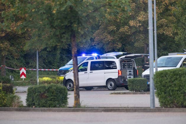Polizeiensatz bei Lidl Filiale Pfullinger Str. 2 in Eningen unter Achalm, nach Schuessen , 05.08.2026, In Eningen unter Achalm läuft am heutigen Mittwochabend (5. August 2026) ein großer Polizeieinsatz, da in unmittelbarer Nähe einer Lidl-Filiale Schüsse auf ein Fahrzeug abgegeben wurden Foto Eibner-Pressefoto Drofitsch Copyright: xEibner-Pressefoto DimitrixDrofitschx EP_ddh