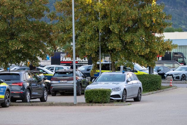 Polizeiensatz bei Lidl Filiale Pfullinger Str. 2 in Eningen unter Achalm, nach Schuessen , 05.08.2026, In Eningen unter Achalm läuft am heutigen Mittwochabend (5. August 2026) ein großer Polizeieinsatz, da in unmittelbarer Nähe einer Lidl-Filiale Schüsse auf ein Fahrzeug abgegeben wurden Foto Eibner-Pressefoto Drofitsch Copyright: xEibner-Pressefoto DimitrixDrofitschx EP_ddh