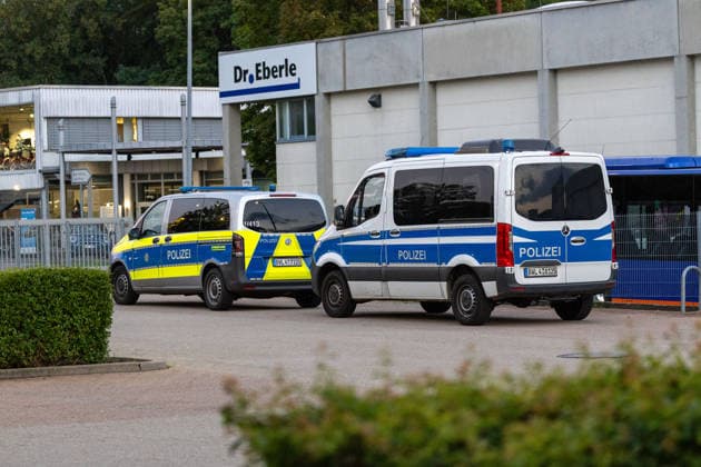 Polizeiensatz bei Lidl Filiale Pfullinger Str. 2 in Eningen unter Achalm, nach Schuessen , 05.08.2026, In Eningen unter Achalm läuft am heutigen Mittwochabend (5. August 2026) ein großer Polizeieinsatz, da in unmittelbarer Nähe einer Lidl-Filiale Schüsse auf ein Fahrzeug abgegeben wurden Foto Eibner-Pressefoto Drofitsch Copyright: xEibner-Pressefoto DimitrixDrofitschx EP_ddh