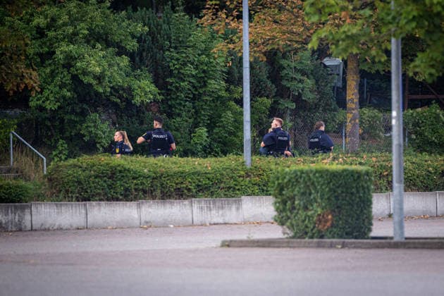 Polizeiensatz bei Lidl Filiale Pfullinger Str. 2 in Eningen unter Achalm, nach Schuessen , 05.08.2026, In Eningen unter Achalm läuft am heutigen Mittwochabend (5. August 2026) ein großer Polizeieinsatz, da in unmittelbarer Nähe einer Lidl-Filiale Schüsse auf ein Fahrzeug abgegeben wurden Foto Eibner-Pressefoto Drofitsch Copyright: xEibner-Pressefoto DimitrixDrofitschx EP_ddh
