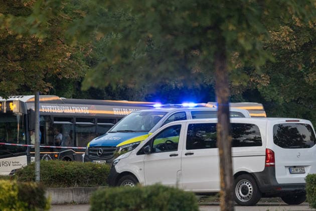 Polizeiensatz bei Lidl Filiale Pfullinger Str. 2 in Eningen unter Achalm, nach Schuessen , 05.08.2026, In Eningen unter Achalm läuft am heutigen Mittwochabend (5. August 2026) ein großer Polizeieinsatz, da in unmittelbarer Nähe einer Lidl-Filiale Schüsse auf ein Fahrzeug abgegeben wurden Foto Eibner-Pressefoto Drofitsch Copyright: xEibner-Pressefoto DimitrixDrofitschx EP_ddh
