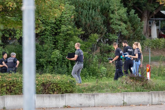 Polizeiensatz bei Lidl Filiale Pfullinger Str. 2 in Eningen unter Achalm, nach Schuessen , 05.08.2026, In Eningen unter Achalm läuft am heutigen Mittwochabend (5. August 2026) ein großer Polizeieinsatz, da in unmittelbarer Nähe einer Lidl-Filiale Schüsse auf ein Fahrzeug abgegeben wurden Foto Eibner-Pressefoto Drofitsch Copyright: xEibner-Pressefoto DimitrixDrofitschx EP_ddh