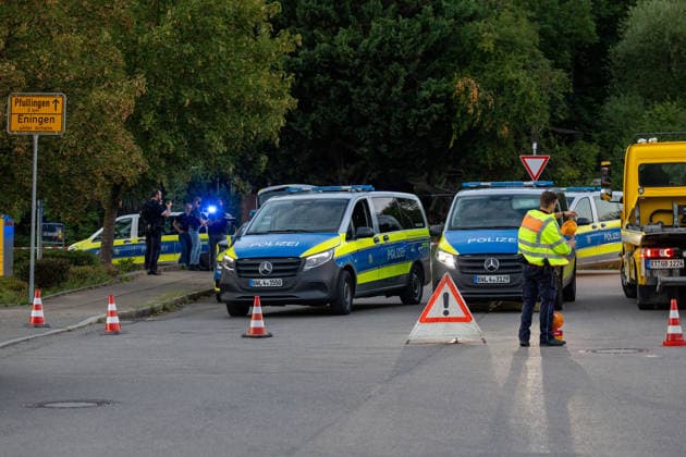 Polizeiensatz bei Lidl Filiale Pfullinger Str. 2 in Eningen unter Achalm, nach Schuessen , 05.08.2026, In Eningen unter Achalm läuft am heutigen Mittwochabend (5. August 2026) ein großer Polizeieinsatz, da in unmittelbarer Nähe einer Lidl-Filiale Schüsse auf ein Fahrzeug abgegeben wurden Foto Eibner-Pressefoto Drofitsch Copyright: xEibner-Pressefoto DimitrixDrofitschx EP_ddh