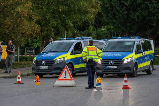 Polizeiensatz bei Lidl Filiale Pfullinger Str. 2 in Eningen unter Achalm, nach Schuessen , 05.08.2026, In Eningen unter Achalm läuft am heutigen Mittwochabend (5. August 2026) ein großer Polizeieinsatz, da in unmittelbarer Nähe einer Lidl-Filiale Schüsse auf ein Fahrzeug abgegeben wurden Foto Eibner-Pressefoto Drofitsch Copyright: xEibner-Pressefoto DimitrixDrofitschx EP_ddh
