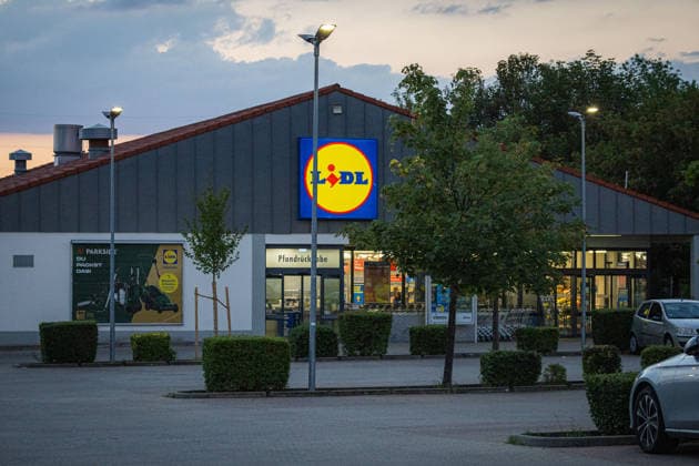 Polizeiensatz bei Lidl Filiale Pfullinger Str. 2 in Eningen unter Achalm, nach Schuessen , 05.08.2026, In Eningen unter Achalm läuft am heutigen Mittwochabend (5. August 2026) ein großer Polizeieinsatz, da in unmittelbarer Nähe einer Lidl-Filiale Schüsse auf ein Fahrzeug abgegeben wurden Foto Eibner-Pressefoto Drofitsch Copyright: xEibner-Pressefoto DimitrixDrofitschx EP_ddh