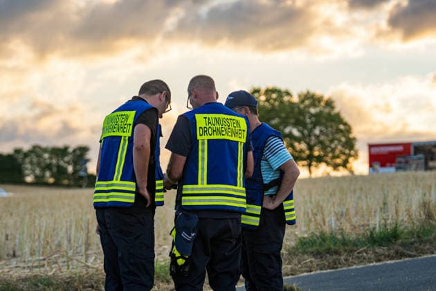 Mehr als 20.000 Quadratmeter Wald in Brand 150 Einsatzkräfte bei Hitze im Großeinsatz In einem Waldgebiet zwischen Bad Schwalbach-Hettenhain und Taunusstein-Seitzenhahn brach am 05.08.2026 gegen 13:20 Uhr ein Waldbrand aus. Ein Fichtenbestand stand beim Eintreffen der Einsatzkräfte bis in die Baumkronen in Flammen, Wind sorgte für eine schnelle Ausbreitung auf über 20.000 Quadratmeter. Der größte Brandbereich war zu diesem Zeitpunkt weitgehend eingedämmt, galt jedoch weiterhin nicht als unter Kontrolle, da Wind und Funkenflug neue Spotfeuer entstehen ließen. Rund 150 Einsatzkräfte aus dem Rheingau-Taunus-Kreis und aus Wiesbaden waren im Einsatz, eine Einsatzkraft wurde leicht verletzt. Bad Schwalbach Hessen Deutschland *** Mo