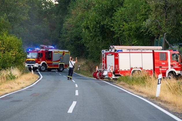 Mehr als 20.000 Quadratmeter Wald in Brand 150 Einsatzkräfte bei Hitze im Großeinsatz In einem Waldgebiet zwischen Bad Schwalbach-Hettenhain und Taunusstein-Seitzenhahn brach am 05.08.2026 gegen 13:20 Uhr ein Waldbrand aus. Ein Fichtenbestand stand beim Eintreffen der Einsatzkräfte bis in die Baumkronen in Flammen, Wind sorgte für eine schnelle Ausbreitung auf über 20.000 Quadratmeter. Der größte Brandbereich war zu diesem Zeitpunkt weitgehend eingedämmt, galt jedoch weiterhin nicht als unter Kontrolle, da Wind und Funkenflug neue Spotfeuer entstehen ließen. Rund 150 Einsatzkräfte aus dem Rheingau-Taunus-Kreis und aus Wiesbaden waren im Einsatz, eine Einsatzkraft wurde leicht verletzt. Bad Schwalbach Hessen Deutschland *** Mo