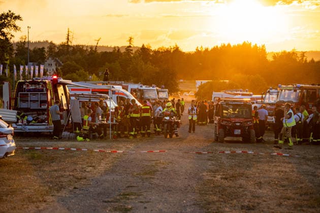 Mehr als 20.000 Quadratmeter Wald in Brand 150 Einsatzkräfte bei Hitze im Großeinsatz In einem Waldgebiet zwischen Bad Schwalbach-Hettenhain und Taunusstein-Seitzenhahn brach am 05.08.2026 gegen 13:20 Uhr ein Waldbrand aus. Ein Fichtenbestand stand beim Eintreffen der Einsatzkräfte bis in die Baumkronen in Flammen, Wind sorgte für eine schnelle Ausbreitung auf über 20.000 Quadratmeter. Der größte Brandbereich war zu diesem Zeitpunkt weitgehend eingedämmt, galt jedoch weiterhin nicht als unter Kontrolle, da Wind und Funkenflug neue Spotfeuer entstehen ließen. Rund 150 Einsatzkräfte aus dem Rheingau-Taunus-Kreis und aus Wiesbaden waren im Einsatz, eine Einsatzkraft wurde leicht verletzt. Bad Schwalbach Hessen Deutschland *** Mo