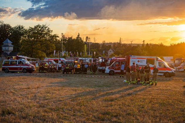 Mehr als 20.000 Quadratmeter Wald in Brand 150 Einsatzkräfte bei Hitze im Großeinsatz In einem Waldgebiet zwischen Bad Schwalbach-Hettenhain und Taunusstein-Seitzenhahn brach am 05.08.2026 gegen 13:20 Uhr ein Waldbrand aus. Ein Fichtenbestand stand beim Eintreffen der Einsatzkräfte bis in die Baumkronen in Flammen, Wind sorgte für eine schnelle Ausbreitung auf über 20.000 Quadratmeter. Der größte Brandbereich war zu diesem Zeitpunkt weitgehend eingedämmt, galt jedoch weiterhin nicht als unter Kontrolle, da Wind und Funkenflug neue Spotfeuer entstehen ließen. Rund 150 Einsatzkräfte aus dem Rheingau-Taunus-Kreis und aus Wiesbaden waren im Einsatz, eine Einsatzkraft wurde leicht verletzt. Bad Schwalbach Hessen Deutschland *** Mo
