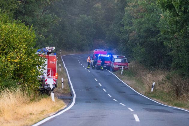 Mehr als 20.000 Quadratmeter Wald in Brand 150 Einsatzkräfte bei Hitze im Großeinsatz In einem Waldgebiet zwischen Bad Schwalbach-Hettenhain und Taunusstein-Seitzenhahn brach am 05.08.2026 gegen 13:20 Uhr ein Waldbrand aus. Ein Fichtenbestand stand beim Eintreffen der Einsatzkräfte bis in die Baumkronen in Flammen, Wind sorgte für eine schnelle Ausbreitung auf über 20.000 Quadratmeter. Der größte Brandbereich war zu diesem Zeitpunkt weitgehend eingedämmt, galt jedoch weiterhin nicht als unter Kontrolle, da Wind und Funkenflug neue Spotfeuer entstehen ließen. Rund 150 Einsatzkräfte aus dem Rheingau-Taunus-Kreis und aus Wiesbaden waren im Einsatz, eine Einsatzkraft wurde leicht verletzt. Bad Schwalbach Hessen Deutschland *** Mo