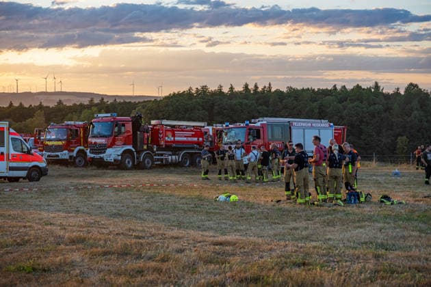 Mehr als 20.000 Quadratmeter Wald in Brand 150 Einsatzkräfte bei Hitze im Großeinsatz In einem Waldgebiet zwischen Bad Schwalbach-Hettenhain und Taunusstein-Seitzenhahn brach am 05.08.2026 gegen 13:20 Uhr ein Waldbrand aus. Ein Fichtenbestand stand beim Eintreffen der Einsatzkräfte bis in die Baumkronen in Flammen, Wind sorgte für eine schnelle Ausbreitung auf über 20.000 Quadratmeter. Der größte Brandbereich war zu diesem Zeitpunkt weitgehend eingedämmt, galt jedoch weiterhin nicht als unter Kontrolle, da Wind und Funkenflug neue Spotfeuer entstehen ließen. Rund 150 Einsatzkräfte aus dem Rheingau-Taunus-Kreis und aus Wiesbaden waren im Einsatz, eine Einsatzkraft wurde leicht verletzt. Bad Schwalbach Hessen Deutschland *** Mo