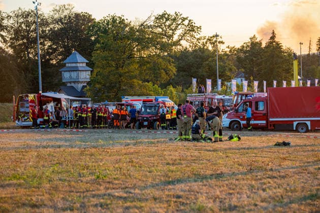 Mehr als 20.000 Quadratmeter Wald in Brand 150 Einsatzkräfte bei Hitze im Großeinsatz In einem Waldgebiet zwischen Bad Schwalbach-Hettenhain und Taunusstein-Seitzenhahn brach am 05.08.2026 gegen 13:20 Uhr ein Waldbrand aus. Ein Fichtenbestand stand beim Eintreffen der Einsatzkräfte bis in die Baumkronen in Flammen, Wind sorgte für eine schnelle Ausbreitung auf über 20.000 Quadratmeter. Der größte Brandbereich war zu diesem Zeitpunkt weitgehend eingedämmt, galt jedoch weiterhin nicht als unter Kontrolle, da Wind und Funkenflug neue Spotfeuer entstehen ließen. Rund 150 Einsatzkräfte aus dem Rheingau-Taunus-Kreis und aus Wiesbaden waren im Einsatz, eine Einsatzkraft wurde leicht verletzt. Bad Schwalbach Hessen Deutschland *** Mo