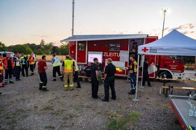 Mehr als 20.000 Quadratmeter Wald in Brand 150 Einsatzkräfte bei Hitze im Großeinsatz In einem Waldgebiet zwischen Bad Schwalbach-Hettenhain und Taunusstein-Seitzenhahn brach am 05.08.2026 gegen 13:20 Uhr ein Waldbrand aus. Ein Fichtenbestand stand beim Eintreffen der Einsatzkräfte bis in die Baumkronen in Flammen, Wind sorgte für eine schnelle Ausbreitung auf über 20.000 Quadratmeter. Der größte Brandbereich war zu diesem Zeitpunkt weitgehend eingedämmt, galt jedoch weiterhin nicht als unter Kontrolle, da Wind und Funkenflug neue Spotfeuer entstehen ließen. Rund 150 Einsatzkräfte aus dem Rheingau-Taunus-Kreis und aus Wiesbaden waren im Einsatz, eine Einsatzkraft wurde leicht verletzt. Bad Schwalbach Hessen Deutschland *** Mo