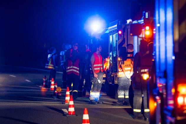 Mehr als 20.000 Quadratmeter Wald in Brand 150 Einsatzkräfte bei Hitze im Großeinsatz In einem Waldgebiet zwischen Bad Schwalbach-Hettenhain und Taunusstein-Seitzenhahn brach am 05.08.2026 gegen 13:20 Uhr ein Waldbrand aus. Ein Fichtenbestand stand beim Eintreffen der Einsatzkräfte bis in die Baumkronen in Flammen, Wind sorgte für eine schnelle Ausbreitung auf über 20.000 Quadratmeter. Der größte Brandbereich war zu diesem Zeitpunkt weitgehend eingedämmt, galt jedoch weiterhin nicht als unter Kontrolle, da Wind und Funkenflug neue Spotfeuer entstehen ließen. Rund 150 Einsatzkräfte aus dem Rheingau-Taunus-Kreis und aus Wiesbaden waren im Einsatz, eine Einsatzkraft wurde leicht verletzt. Bad Schwalbach Hessen Deutschland *** Mo