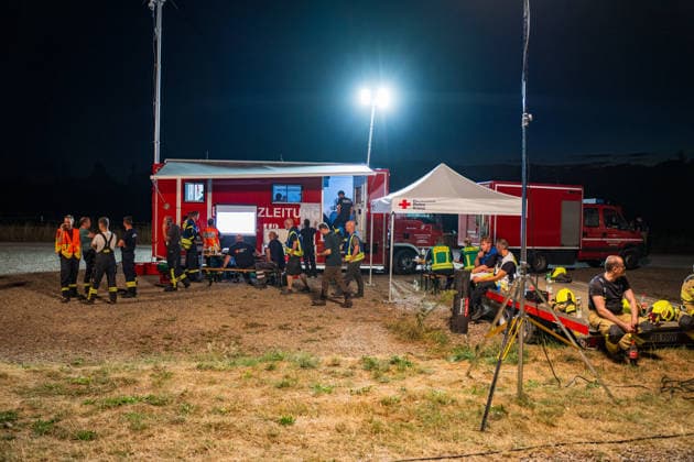 Mehr als 20.000 Quadratmeter Wald in Brand 150 Einsatzkräfte bei Hitze im Großeinsatz In einem Waldgebiet zwischen Bad Schwalbach-Hettenhain und Taunusstein-Seitzenhahn brach am 05.08.2026 gegen 13:20 Uhr ein Waldbrand aus. Ein Fichtenbestand stand beim Eintreffen der Einsatzkräfte bis in die Baumkronen in Flammen, Wind sorgte für eine schnelle Ausbreitung auf über 20.000 Quadratmeter. Der größte Brandbereich war zu diesem Zeitpunkt weitgehend eingedämmt, galt jedoch weiterhin nicht als unter Kontrolle, da Wind und Funkenflug neue Spotfeuer entstehen ließen. Rund 150 Einsatzkräfte aus dem Rheingau-Taunus-Kreis und aus Wiesbaden waren im Einsatz, eine Einsatzkraft wurde leicht verletzt. Bad Schwalbach Hessen Deutschland *** Mo