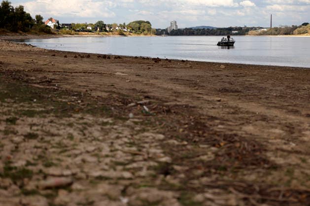EIn einzelnes Boot dümpelt in dem stark zurückgegangenen Flussbett des Rhein in Höhe Sürth. Der Rheinpegel ist in Köln und Bonn auf einem Rekordtief. Viele Rheinwiesen sind verdorrt und versteppt und der sonst so stolze Fluss hat sich tief in sein Bett zurückgezogen, gibt den Blick auf trockene Ufer frei. Der Pegel lag am Wochenende mit 67 cm so tief wie noch nie seit der Messung. (Themenbild, Symbolbild) Köln, 05.08.2026 NRW Deutschland *** A single boat bobs in the greatly diminished riverbed of the Rhine near Sürth. The Rhine’s water level in Cologne and Bonn is at a record low. Many of the Rhine’s floodplains have withered and turned into scrubland, and the once-mighty river has retreated deep into its bed, revealing dry banks. A Copyright: xChristophxHardtx