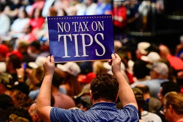 August 5, 2026, Las Vagas, Nevada, USA: A no tax on tips sign is held up by an attendee ahead of an event at the Red Rock Casino Resort in Las Vegas. President Trump highlighted his administration s economic agenda, including the No Tax on Tips policy, as part of a visit to Nevada focused on service industry workers and the state s economy. Las Vagas USA - ZUMAs197 20260805_aaa_s197_039 Copyright: xWestonxHancockx