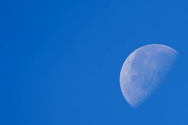 German astronomers observe the Moon while expecting Falcon 9 lunar impact. Germany - Kassel, 05.08.2026 The Moon during the morning hours as the Astronomical Working Group Kassel (Astronomischen Arbeitskreis Kassel e.V.) observe the Moon surface from their platform of the Observatory Kassel, during an international observation campaign following the predicted impact of a SpaceX Falcon 9 upper stage near the lunar Einstein crater. Astronomers around the world attempted to record the artificial lunar impact, which was expected after a discarded rocket stage entered a collision course with the Moon. Due to the observation conditions from Germany, no visible flash or ejecta plume could be detected. Hesse