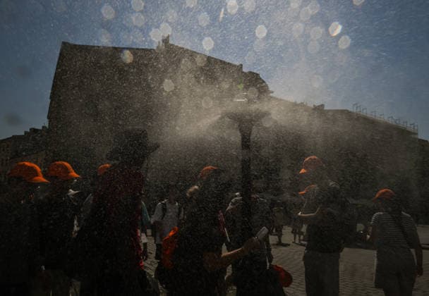 Krakow Hits 39Â°C As Severe Heatwave Triggers Red Weather Alerts Across Poland KRAKOW, POLAND - AUGUST 5: A group of youth marchers wearing matching orange caps passes a municipal water misting post in the Main Market Square (Rynek GÅ‚owny) during an intense heatwave on August 5, 2026, in Krakow, Poland. The Institute of Meteorology and Water Management (IMGW) kept its highest third-degree red alert active across the Lesser Poland Voivodeship as temperatures reached a peak of 39Â°C (102.2Â°F). Krakow Poland  Copyright: xArturxWidakx originalFilename: widak-krakowhi260805_npz7a.jpg