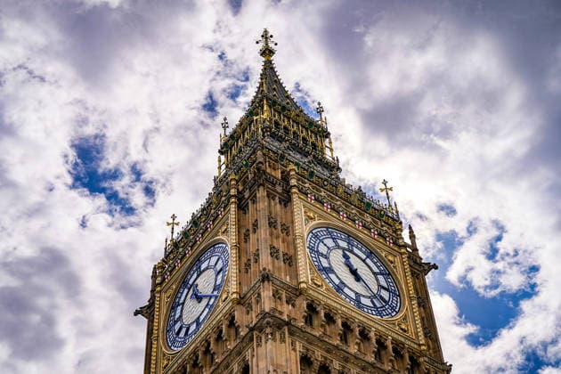 London, Großbritannien: Detailaufnahme des Elizabeth Tower (Big Ben) am Palace of Westminster. Froschperspektive auf den weltberühmten Uhrturm mit den markanten Zifferblättern, neugotischer Architektur und reich verzierten goldenen Details vor dramatischem Wolkenhimmel. Themen: Big Ben, Elizabeth Tower, Palace of Westminster, Houses of Parliament, Wahrzeichen, Architektur, Politik, Tourismus, London, Vereinigtes Königreich, Detail, Froschperspektive. *** London, United Kingdom Close-up of Elizabeth Tower (Big Ben) at the Palace of Westminster Low-angle view of the world-famous clock tower with its distinctive clock faces, neo-Gothic architecture, and richly ornate golden details against a dramatic cloudy sky Topics: Big Ben, Elizabe Copyright: xJOERANxSTEINSIEKx