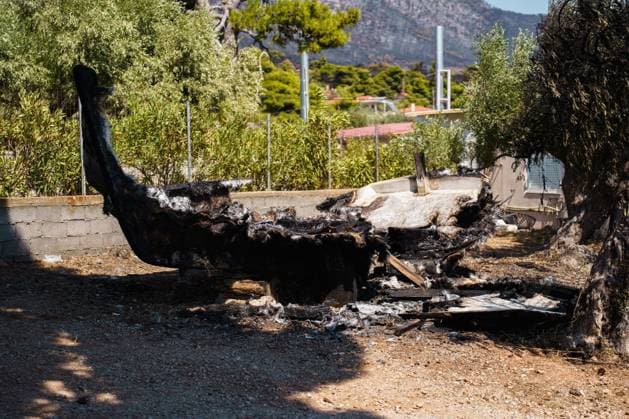Residents return to wildfire-ravaged homes in western Attica PORTO GERMENO, WEST ATTICA, GREECE AUGUST 5, 2026: Extensive destruction caused by a major wildfire is seen in Porto Germeno, western Attica, four days after the fire swept through the area. More than 50 homes sustained damage ranging from partial destruction to complete collapse. Recovery and assessment operations continue as crews clear debris and inspection teams from Greece s General Secretariat for Natural Disaster Recovery evaluate damaged properties. Parts of the area remain without electricity and running water while restoration efforts continue. Porto Germeno Greece Copyright: x xRomanosxLioutasx xJNAxPressx