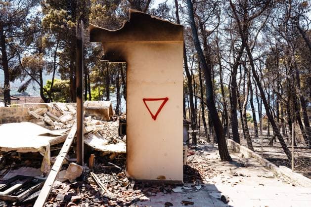 Residents return to wildfire-ravaged homes in western Attica PORTO GERMENO, WEST ATTICA, GREECE AUGUST 5, 2026: Extensive destruction caused by a major wildfire is seen in Porto Germeno, western Attica, four days after the fire swept through the area. More than 50 homes sustained damage ranging from partial destruction to complete collapse. Recovery and assessment operations continue as crews clear debris and inspection teams from Greece s General Secretariat for Natural Disaster Recovery evaluate damaged properties. Parts of the area remain without electricity and running water while restoration efforts continue. Porto Germeno Greece Copyright: x xRomanosxLioutasx xJNAxPressx