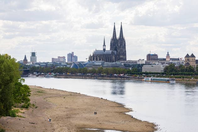 Ausgetrocknetes Rheinbett bei Rekord-Niedrigwasser vor dem Kölner Dom Blick von der Zoobrücke in Köln auf das ausgetrocknete Flussbett des Rheins, im Hintergrund der Kölner Dom. Mit einem Pegelstand von 69 cm am Pegel Köln erreicht das Niedrigwasser den bisherigen historischen Tiefstwert vom 23. Oktober 2018 ein neuer Rekord rückt in greifbare Nähe. Köln Zoobrücke Nordrhein-Westfalen Deutschland *** The dried-up Rhine riverbed during record-low water levels in front of Cologne Cathedral; view from the Zoobrücke in Cologne of the dried-up riverbed of the Rhine, with Cologne Cathedral in the background. With a water level of 69 cm at the Cologne gauge, the low water level has reached the previous historic low set on October 23, 2 Copyright: xMarcxJohnx