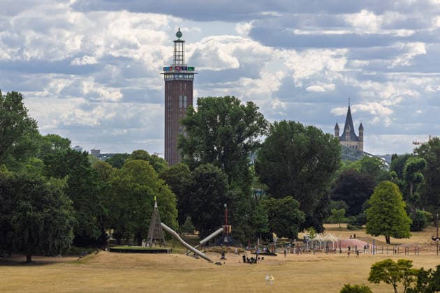 Vertrocknete Wiesen im Rheinpark vor dem Kölner Dom Blick vom Rheinpark in Köln-Deutz auf den ehemaligen Messeturm, heute teil der RTL Group. Anhaltende Hitze und Trockenheit lassen die Wiesen des 1957 zur Bundesgartenschau angelegten Parks vertrocknen, Spaziergänger nutzen die Grünanlage dennoch für einen Ausflug. Köln Rheinpark Nordrhein-Westfalen Deutschland *** Parched meadows in the Rheinpark in front of Cologne Cathedral; view from the Rheinpark in Cologne-Deutz of the former Messeturm, now part of the RTL Group. Persistent heat and drought are causing the meadows of the park—which was created in 1957 for the Federal Horticultural Show—to dry up, yet walkers still use the green space for a stroll. Cologne Rheinpark North Rhine-W Copyright: xMarcxJohnx