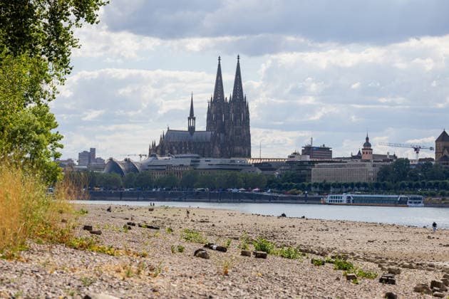 Niedrigwasser am Rhein: Blick vom Deutzer Ufer auf den Kölner Dom Blick vom Deutzer Rheinufer in Köln auf den Kölner Dom auf der gegenüberliegenden Rheinseite: Bei einem Pegelstand von 69 cm am Pegel Köln liegt das Flussbett großflächig trocken das Niedrigwasser erreicht damit den bisherigen historischen Tiefstwert vom 23. Oktober 2018. Köln Deutz Nordrhein-Westfalen Deutschland *** Low Water on the Rhine: View of Cologne Cathedral from the Deutz Riverbank; View of Cologne Cathedral on the opposite bank of the Rhine from the Deutz Riverbank in Cologne. With the water level at 69 cm at the Cologne gauge, the riverbed is largely dry; the low water level has thus reached the previous all-time low of October 23, 2018 Cologne, Deutz, Copyright: xMarcxJohnx